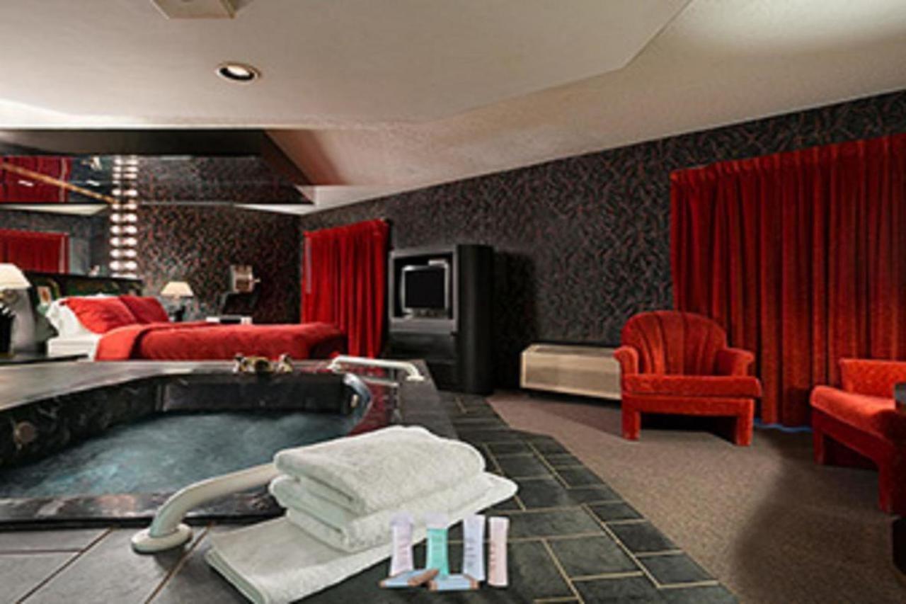 Travelodge Inn & Suites By Wyndham Muscatine Екстер'єр фото