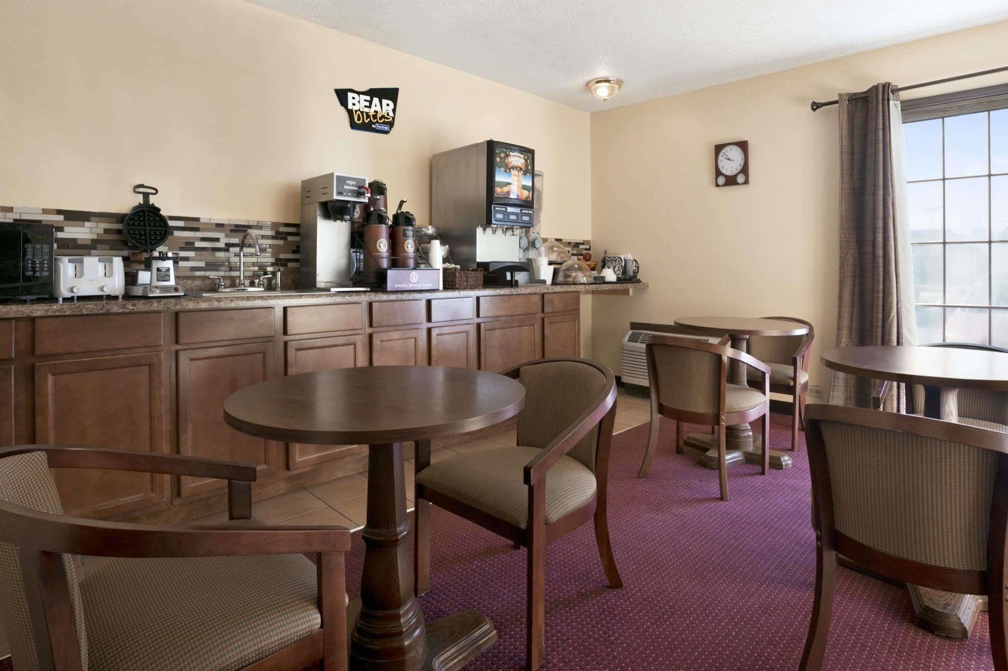 Travelodge Inn & Suites By Wyndham Muscatine Екстер'єр фото