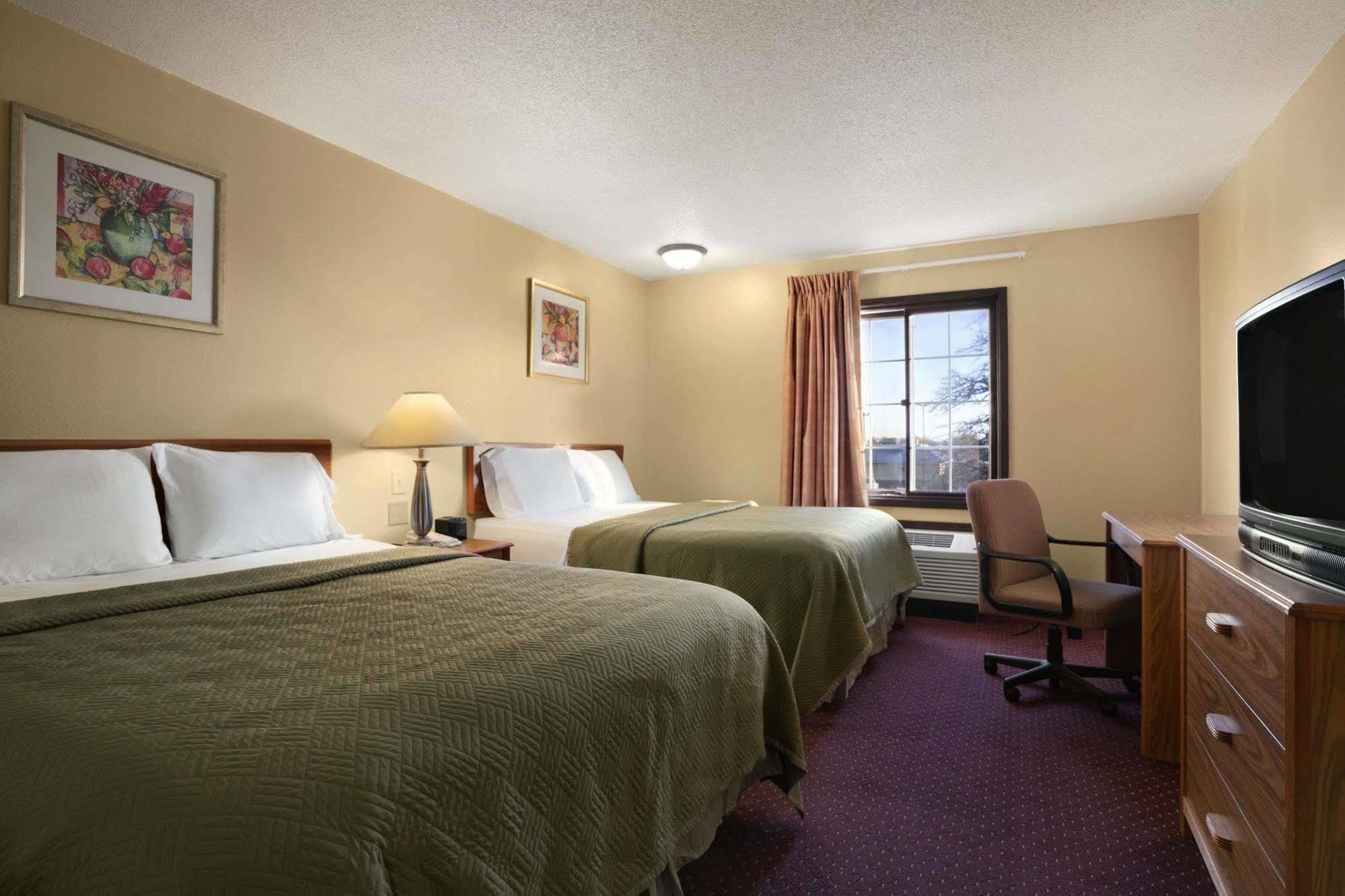 Travelodge Inn & Suites By Wyndham Muscatine Екстер'єр фото