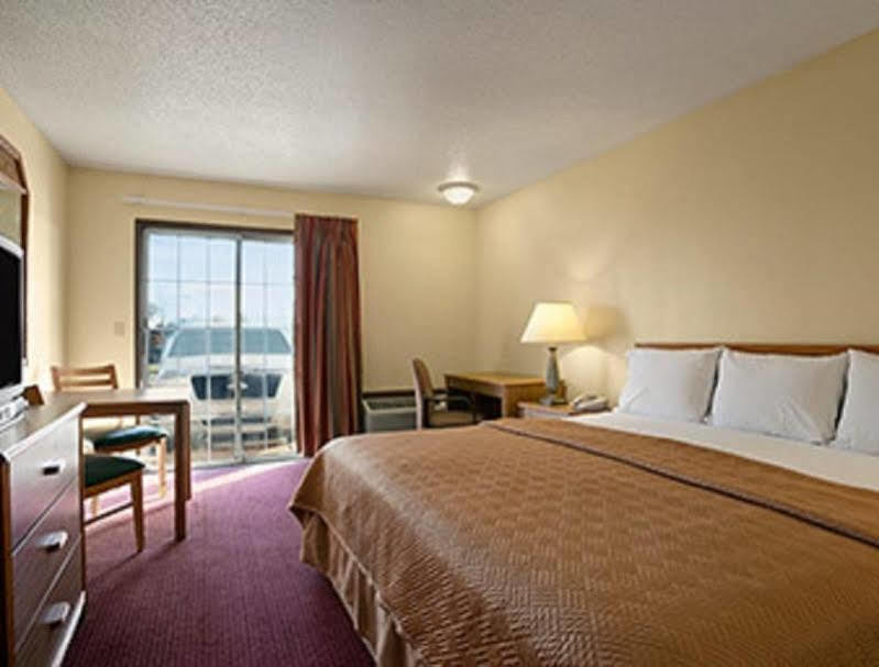 Travelodge Inn & Suites By Wyndham Muscatine Екстер'єр фото