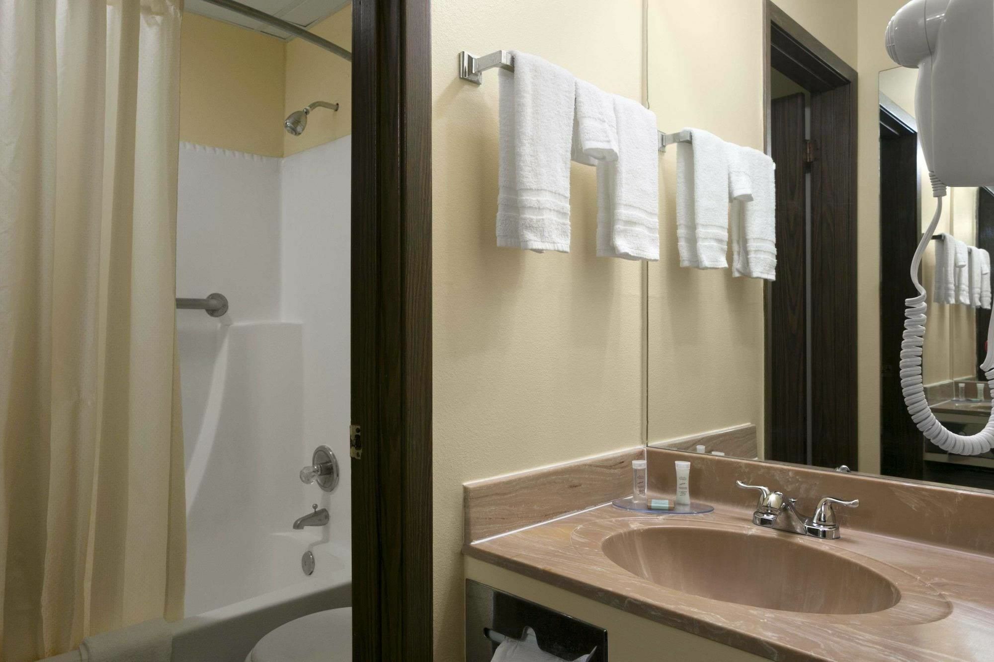 Travelodge Inn & Suites By Wyndham Muscatine Екстер'єр фото